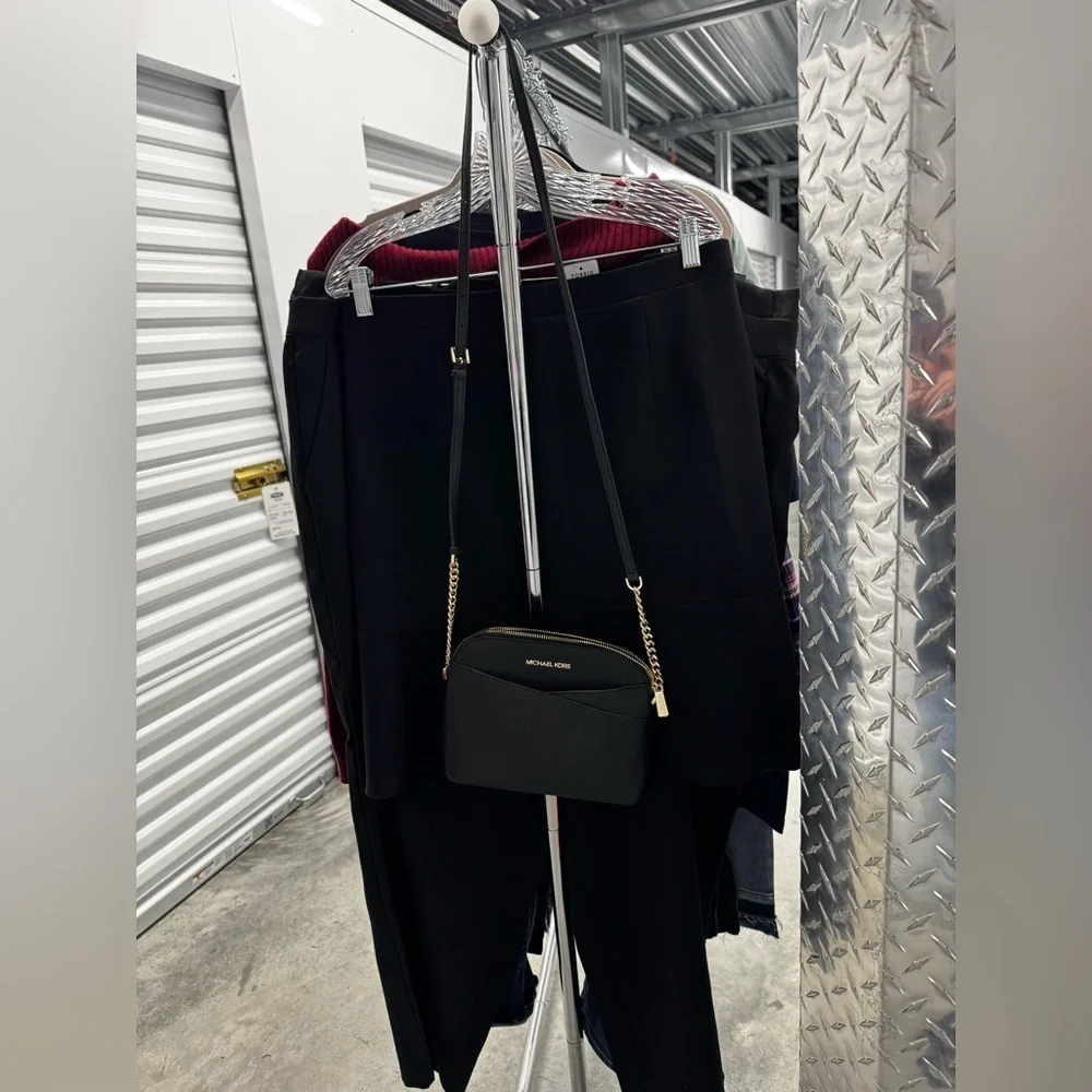 Michael Kors | Crossbody with Chain Detail in Black